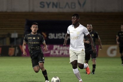 Barcelona (blanco) perdió de visita 1-0 ante Deportivo Cuenca.