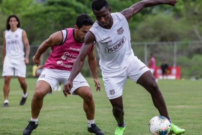 Leonel Quiñónez (d) no estará en el duelo de la fecha 8 de la LigaPro ante Aucas.