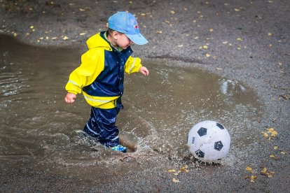 Si tienes 'chance' y respetas las medidas de bioseguridad, puedes sacar a tu hijo con TDAH a un parque para que libere su energía.