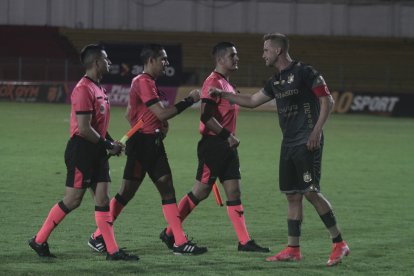 Guillermo Guerrero (c) fue el juez central del duelo entre Deportivo Cuenca y Barcelona.