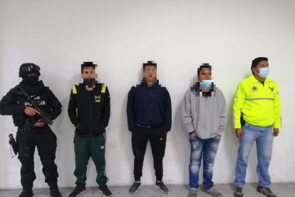 Dos de los detenidos tenían antecedentes penales por robo y venta de estupefacientes.