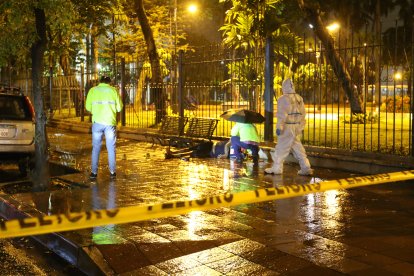 El hecho violento ocurrió aproximadamente a las 18:00 de este viernes. El difunto estaba sentado en una banca, en las calles Portete y Chile.