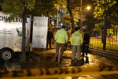 Los cadáveres fueron embarcados en el carro de Medicina Legal y llevados al Laboratorio de Criminalística.