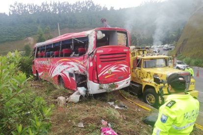 Ocho muertos y seis heridos dejó un accidente en la vía Pifo - Papallacta.
