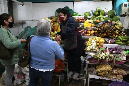 En los mercados, la preocupación principal es poder pagar las deudas luego de la pandemia.