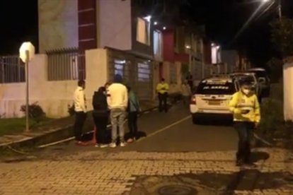 Agentes policiales realizaron la inspección en el sitio y los vecinos alarmados.