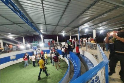 En la gallera se aprestaban a pasar unas horas de diversión.