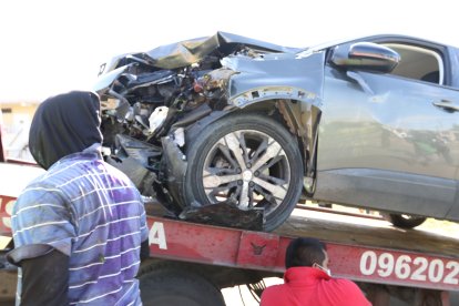 Así quedó el vehículo que se impactó contra la moto. El accidente ocurrió a las 14:15 de este sábado.