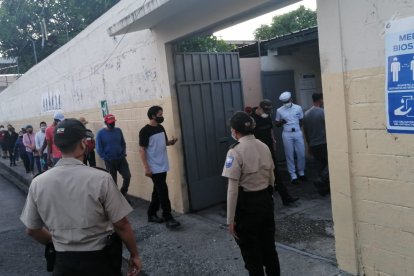 En diferentes recintos las puertas se abrieron a las 7:05 luego de la inauguración oficial.