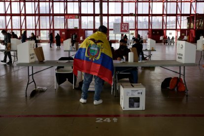Miles de personas acuden a votar hoy, 11 de abril de 2021, en el Pabellón de Cristal de la Casa de Campo (Madrid) con motivo de las elecciones que celebra el país sudamericano.