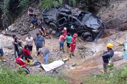 Las primeras hipótesis hacen presumir que el automotor se salió de la vía y dio varias vueltas hasta caer.