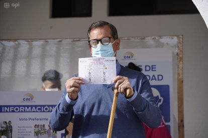 Carlos Rabascall ejerció su derecho al voto en la ciudad de Quito.