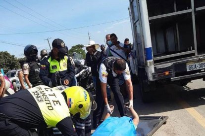 Peritos de la Oficina de Investigación de Accidentes de Tránsito (OIAT) de La Aurora realizaron el levantamiento del cuerpo.