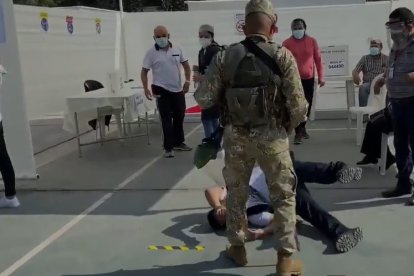 El ciudadano se echó al piso y empezó a gritar.