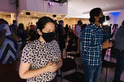 Los esposos Avilés todos los lunes se reúnen en la iglesia Galilea para clamar por la nación.