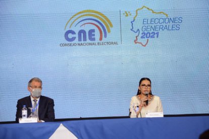 Diana Atamaint, presidenta del CNE, en la primera rueda de prensa tras el cierre de las mesas electorales.