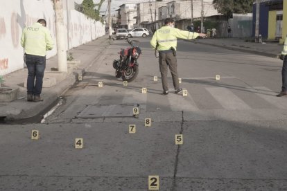 En el sitio se halló 19 indicios balísticos. Cerca del lugar hay una cámara de seguridad que será revisada para tratar de identificar a los implicados.