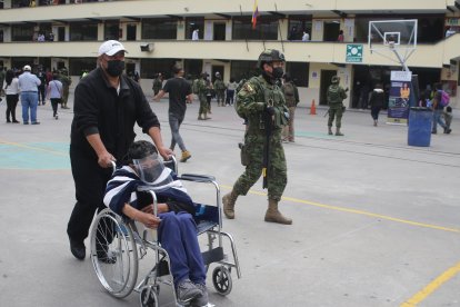 El hombre nunca se separó de su pareja. La travesía les ayudó a recordar buenos momentos.