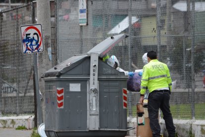 Los policías revisaron el contenedor para hallar evidencias que puedan esclarecer el hecho.