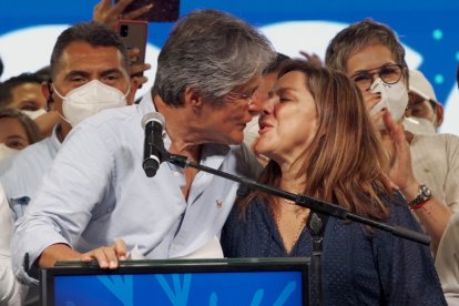 Guillermo Lasso recibió un beso de su amada esposa.