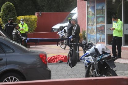 Hombre falleció tras caer del décimo piso de un edificio, en el norte de Quito.