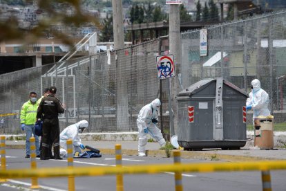 Miembros de Criminalística continúan cotejando las huellas y las evidencias que encontraron en la escena, para esclarecer el hecho.