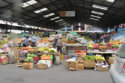 Uno de los mercados de Ibarra luce vacío de público.