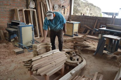 Un artesano tungurahuense en su taller. Esta provincia espera mejores días con el nuevo gobierno.
