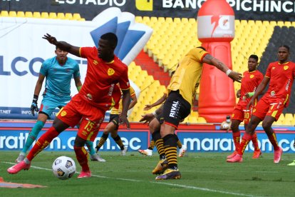 Aucas enfrentó con siete jugadores a Barcelona en el estadio Monumental.