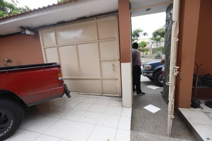 Familia entera fue amenazada de muerte mientras los delincuentes vaciaban su casa.