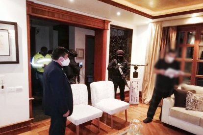 Acción. Miembros de la Fiscalía y la Policía durante los allanamientos efectuados esta madrugada por actos de corrupción en Petroecuador