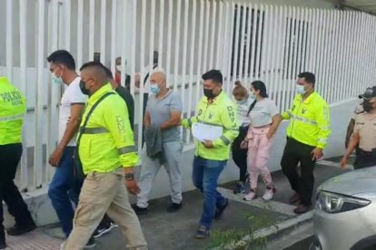 El momento en que la Policía salía del hotel con los sospechosos.