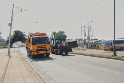 Maquinaria pesada se ve en la vía que conduce al hospital y a muchas coperativas del sector.