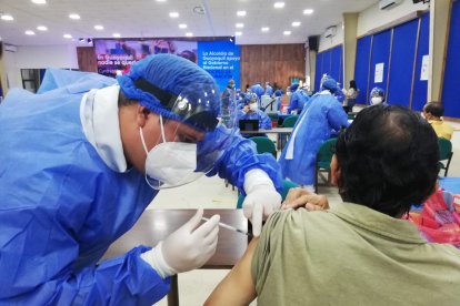 Adultos mayores y personas con discapacidad se están vacunando este 13 de abril en dos de los puntos de vacunación administrados por el Municipio de Guayaquil