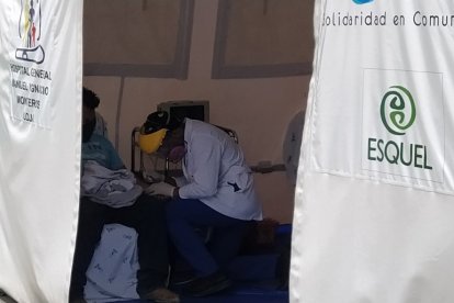 Médicos atienden a pacientes graves en los hospitales, que están al tope.