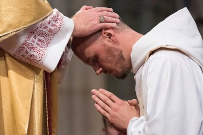 Referencial. El sacerdote fue destituido de la Iglesia.
