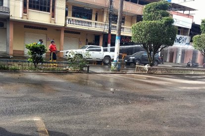 Habitantes de este cantón limpian las calles que fueron invadidas de material volcánico