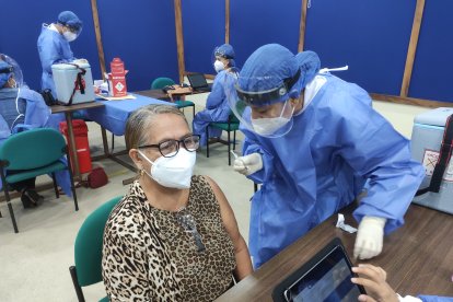 Ana Tilinchama, de 70 años, acudió a vacunarse al ITB en compañía de su hija. En la casa donde viven ambas han extremado las medidas de bioseguridad y, gracias a eso, no se infectaron.
