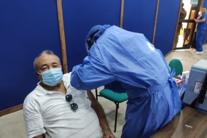 Ricardo Vásquez fue otro de los ciudadanos vacunados hoy en Guayaquil.