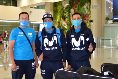 El entrenador Darío Gualtero junto a Cristian Toro y Henry Velasco previo al viaje a Colombia.