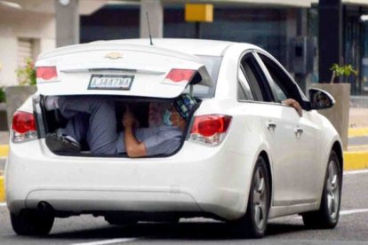 Una foto captada por un aficionada y subida a las redes da cuenta de cómo viajan los venezolanos.