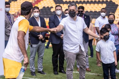 Fabián Bustos DT de Barcelona, saludando con el Ministro de Salud, Camilo Salinas.