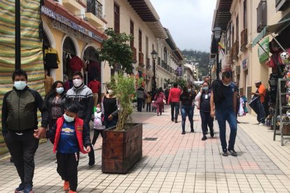Los lojanos continúan con sus vidas detrás de un tapabocas. El coronavirus hace roncha en esta ciudad.