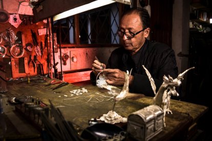 Flavio Jara mantiene el arte que aprendió de su padre, considerado el primer filigranista de la ciudad.