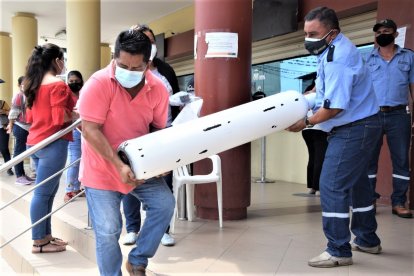 Familiares de personas con COVID-19 llegaron desde tempranas horas hasta la Municipalidad de Santa Rosa, a retirar tanques de oxígeno de forma gratuita.