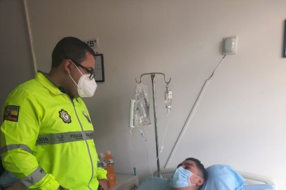 El cabo está internado en una clínica ubicada en el centro de la capital. Su condición es estable y apenas se recupere podrá volver a sus actividades.