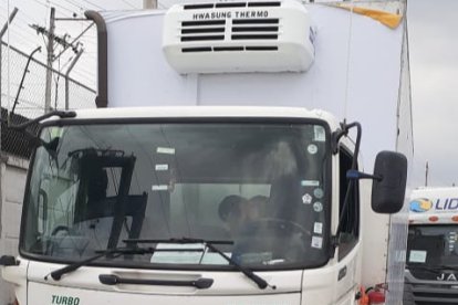 El cadáver quedó en la cabina del vehículo que conducía.