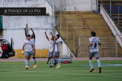 Los jugadores millonarios celebran el primer tanto de Alejandro Cabeza ante la Católica.
