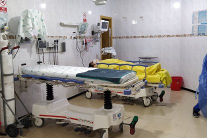 Los hospitales del país están al tope con tantos pacientes de covid.