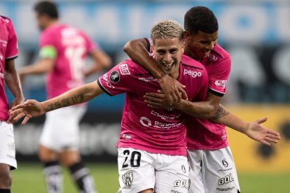 El argentino Cristian Ortiz celebra uno de sus goles.